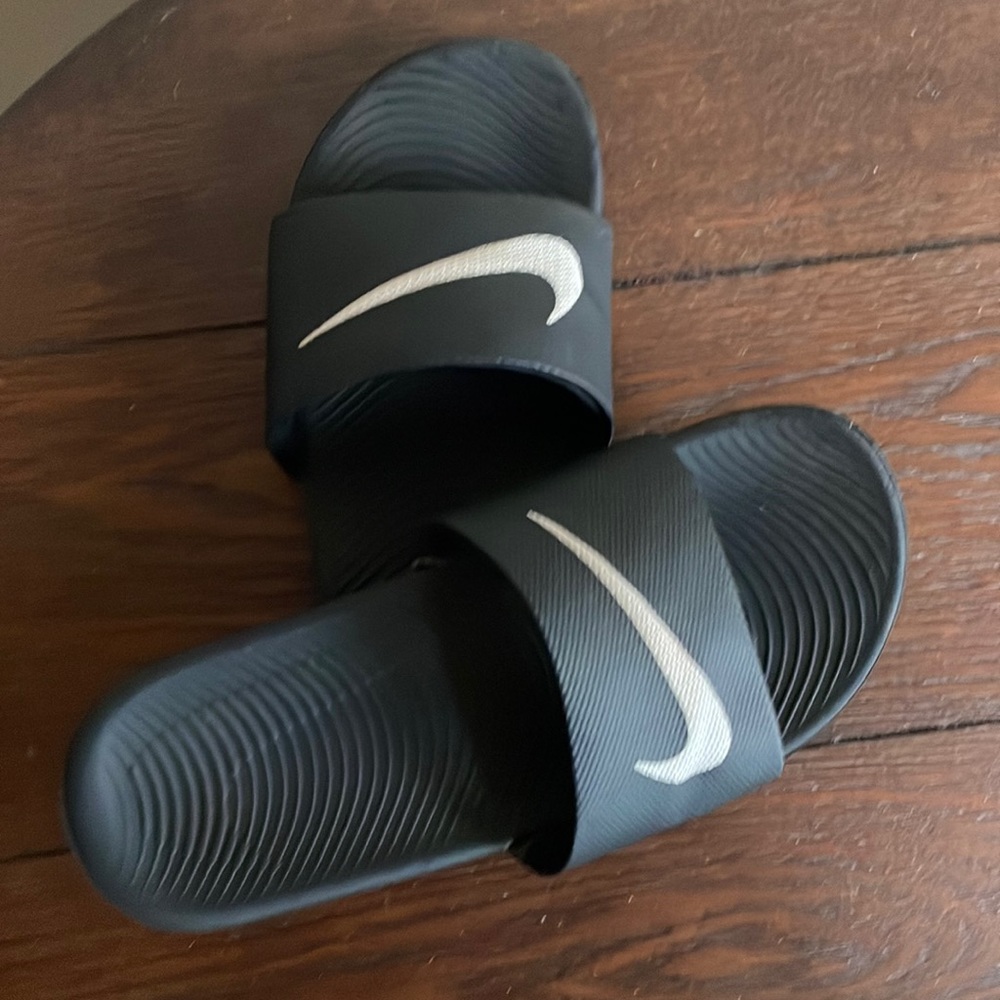 Boys Nike slides